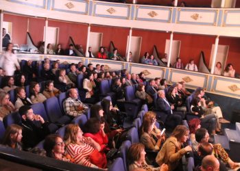 La gala «Mujeres que dejan huella» llena el teatro Calderón en Peñaranda en una tarde intensa y emotiva a partes iguales