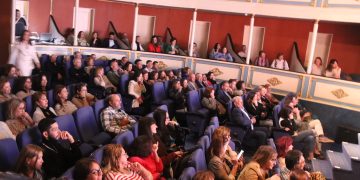La gala «Mujeres que dejan huella» llena el teatro Calderón en Peñaranda en una tarde intensa y emotiva a partes iguales