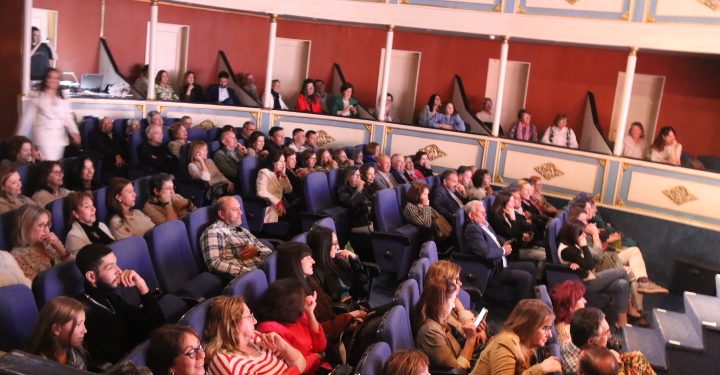 La gala «Mujeres que dejan huella» llena el teatro Calderón en Peñaranda en una tarde intensa y emotiva a partes iguales