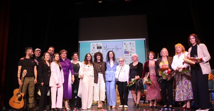 La gala «Mujeres que dejan huella» llena el teatro Calderón en Peñaranda en una tarde intensa y emotiva a partes iguales