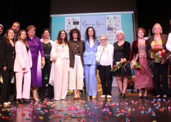 La gala «Mujeres que dejan huella» llena el teatro Calderón en Peñaranda en una tarde intensa y emotiva a partes iguales