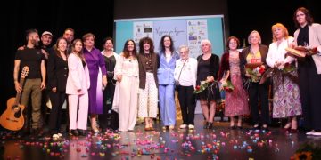 La gala «Mujeres que dejan huella» llena el teatro Calderón en Peñaranda en una tarde intensa y emotiva a partes iguales