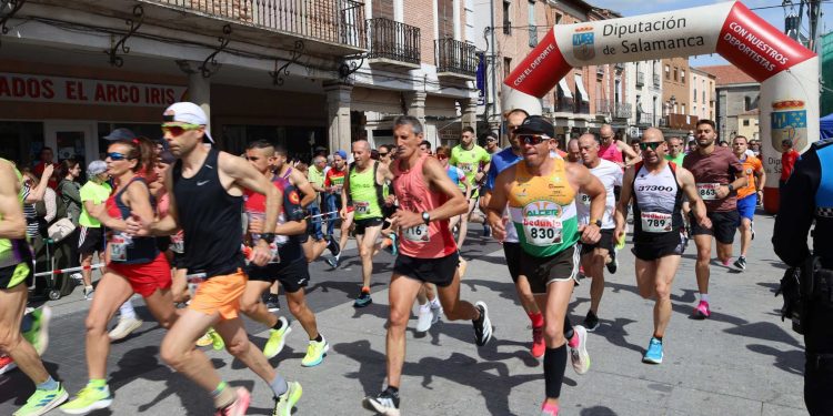 Fernando Moreno y Alexandra Martín ganan en Peñaranda la XXXII edición de la exitosa carrera popular «Hijos, padres y abuelos»