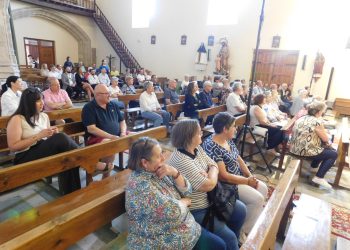 La representación «Juan, el espíritu del amor» emociona en la iglesia de Villar de Gallimazo durante las fiestas de Pentecostés