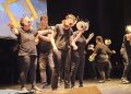 Las «Moscas cojoneras» llenan el teatro del CDS en Peñaranda de sorpresas, risas y humor gracias a Acopedis y Acomunidad