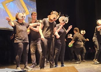 Las «Moscas cojoneras» llenan el teatro del CDS en Peñaranda de sorpresas, risas y humor gracias a Acopedis y Acomunidad