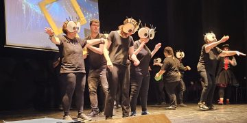 Las «Moscas cojoneras» llenan el teatro del CDS en Peñaranda de sorpresas, risas y humor gracias a Acopedis y Acomunidad