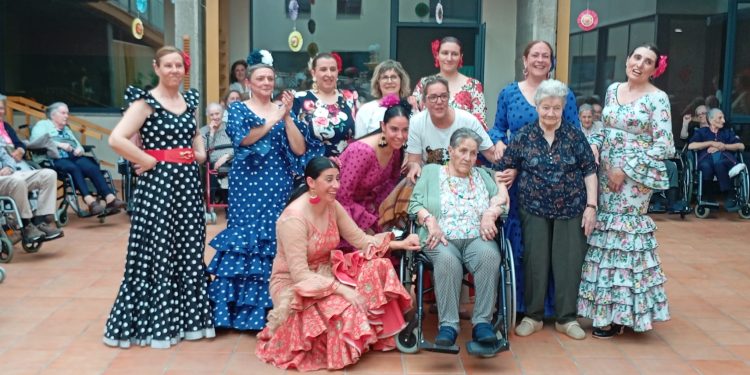 Desde El Campo a Peñaranda para alegrar a los mayores: así ha sido la actuación de Aires de Sevilla en la residencia San Pedro