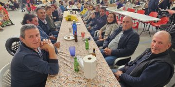 A la rica paella para 300 comensales en Arabayona de Mógica que han celebrado la festividad del patrón del campo, San Isidro