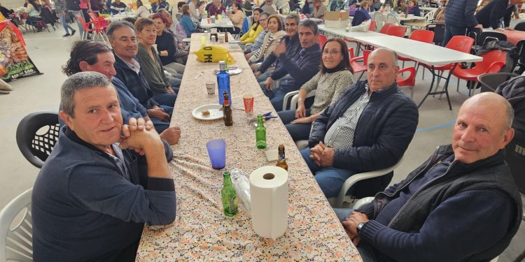 A la rica paella para 300 comensales en Arabayona de Mógica que han celebrado la festividad del patrón del campo, San Isidro