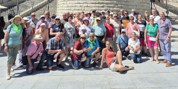 La asociación de mayores San Miguel, de Peñaranda, inicia su viaje a tierras catalanas con una visita turística a Barcelona