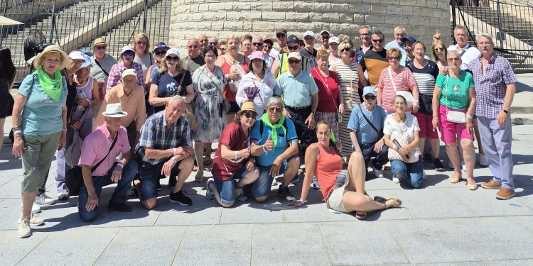 La asociación de mayores San Miguel, de Peñaranda, inicia su viaje a tierras catalanas con una visita turística a Barcelona