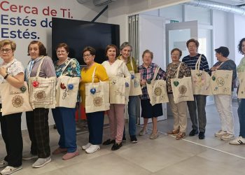 Las «tote bag» bordadas a mano creadas en los talleres de Cruz Roja en Peñaranda: bienestar y artesanía que hacen comunidad