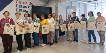 Las «tote bag» bordadas a mano creadas en los talleres de Cruz Roja en Peñaranda: bienestar y artesanía que hacen comunidad