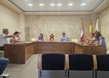 El abandono del antiguo silo de cereal de Babilafuente llega al pleno: residuos en la explanada y pintadas en la cima del edificio