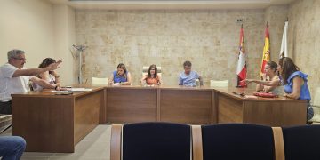 El abandono del antiguo silo de cereal de Babilafuente llega al pleno: residuos en la explanada y pintadas en la cima del edificio