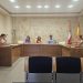 El abandono del antiguo silo de cereal de Babilafuente llega al pleno: residuos en la explanada y pintadas en la cima del edificio