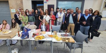 Cantalpino desafía al frío para compartir en la plaza la comida popular de las fiestas elaborada para más de 800 comensales