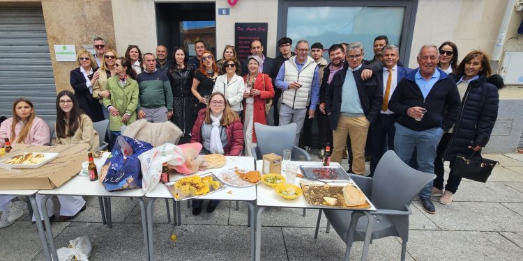 Cantalpino desafía al frío para compartir en la plaza la comida popular de las fiestas elaborada para más de 800 comensales
