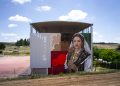 Cordovilla estrena un espectacular mural con sello salmantino en el frontón polideportivo y creado por el artista Caín Ferreras