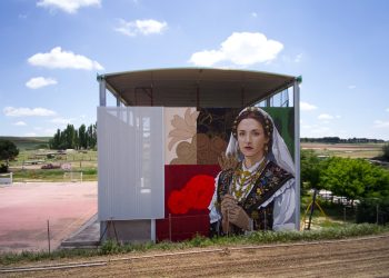 Cordovilla estrena un espectacular mural con sello salmantino en el frontón polideportivo y creado por el artista Caín Ferreras