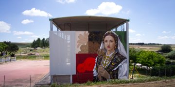 Cordovilla estrena un espectacular mural con sello salmantino en el frontón polideportivo y creado por el artista Caín Ferreras