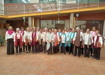 El coro de Cruz Roja en Peñaranda actúa para los mayores: un proyecto que mejora el estado de ánimo y combate la soledad
