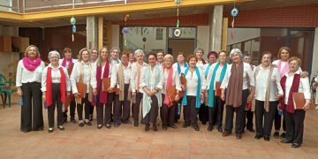 El coro de Cruz Roja en Peñaranda actúa para los mayores: un proyecto que mejora el estado de ánimo y combate la soledad