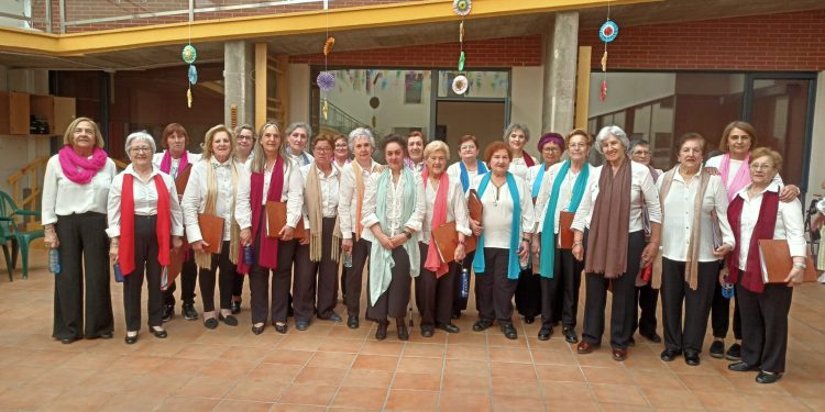 El coro de Cruz Roja en Peñaranda actúa para los mayores: un proyecto que mejora el estado de ánimo y combate la soledad