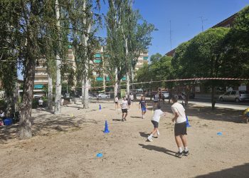 La Educación Física se vive en la calle en Peñaranda: alumnos de cuatro centros y Acopedis llenan Los Jardines y La Huerta