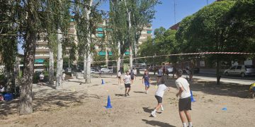 La Educación Física se vive en la calle en Peñaranda: alumnos de cuatro centros y Acopedis llenan Los Jardines y La Huerta
