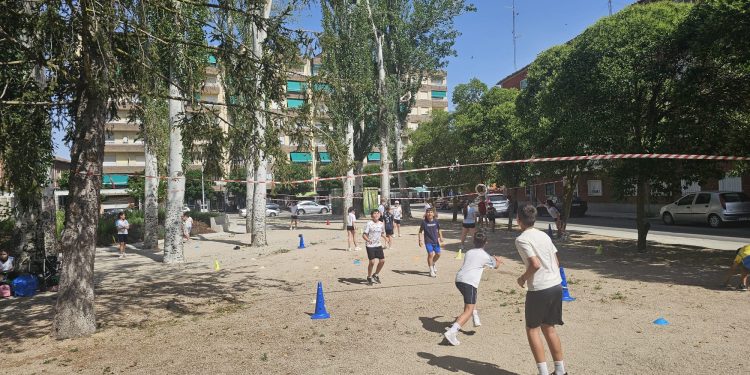 La Educación Física se vive en la calle en Peñaranda: alumnos de cuatro centros y Acopedis llenan Los Jardines y La Huerta
