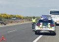 La Guardia Civil auxilia a los 45 pasajeros de un autobús tras sufrir el reventón de una rueda en la autovía A-50 en Aldeaseca