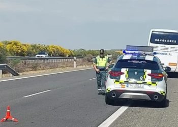 La Guardia Civil auxilia a los 45 pasajeros de un autobús tras sufrir el reventón de una rueda en la autovía A-50 en Aldeaseca