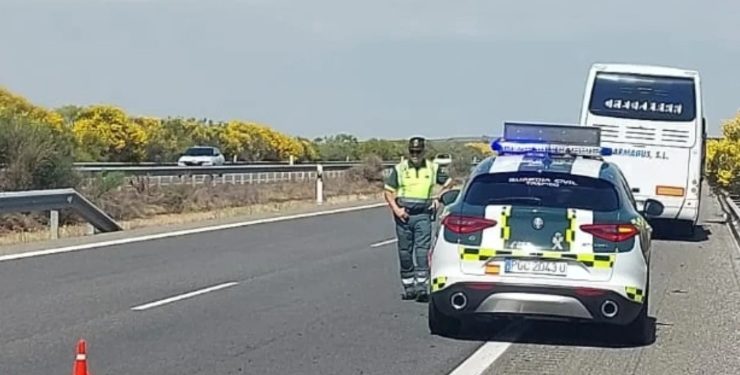 La Guardia Civil auxilia a los 45 pasajeros de un autobús tras sufrir el reventón de una rueda en la autovía A-50 en Aldeaseca