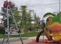 La Policía Local de Peñaranda precinta la nueva tirolina del parque Los Jardines hasta revisar y ajustar los tornillos de la barandilla