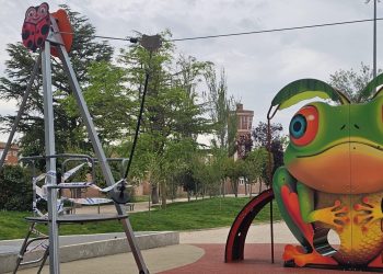 La Policía Local de Peñaranda precinta la nueva tirolina del parque Los Jardines hasta revisar y ajustar los tornillos de la barandilla