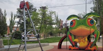 La Policía Local de Peñaranda precinta la nueva tirolina del parque Los Jardines hasta revisar y ajustar los tornillos de la barandilla