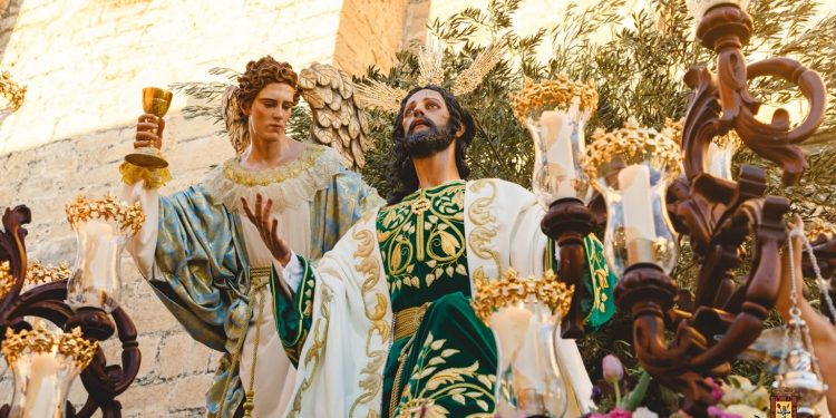 El artista macoterano José Ángel Nava firma el diseño de la nueva túnica del Jesús de la Oración en el Huerto de Alcaudete (Jaén)