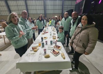 Aldeaseca de la Frontera comparte en el frontón una cena a base de parrillada en la penúltima jornada de las fiestas de San Isidro
