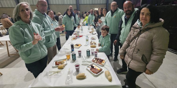 Aldeaseca de la Frontera comparte en el frontón una cena a base de parrillada en la penúltima jornada de las fiestas de San Isidro