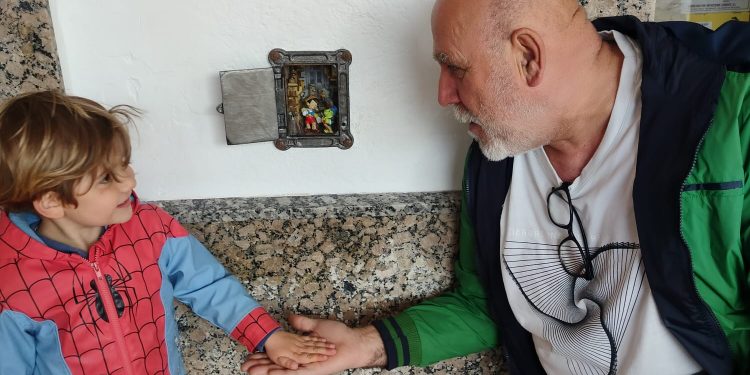 Pinocho se suma a la futura ruta de los cuentos en Peñaranda y la intensa búsqueda de su casita triunfa entre los más pequeños