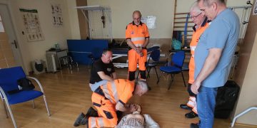 Voluntarios de Protección Civil en Peñaranda siguen su formación en el centro de salud con un taller de RCP básica y atragantamiento