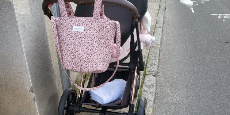 Transitar con un carrito de bebé por la Ronda de las Cruces, en Peñaranda, un auténtico ejercicio de riesgo por el intenso tráfico