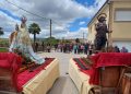 Santiago de la Puebla festeja a San Isidro Labrador que, junto a la Virgen, ha desfilado por las calles en dos remolques decorados