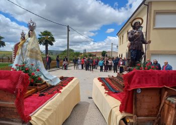 Santiago de la Puebla festeja a San Isidro Labrador que, junto a la Virgen, ha desfilado por las calles en dos remolques decorados