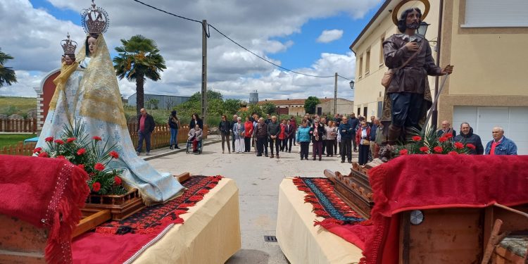 Santiago de la Puebla festeja a San Isidro Labrador que, junto a la Virgen, ha desfilado por las calles en dos remolques decorados