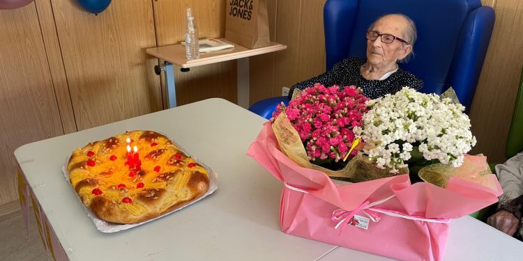 Teodosia González Rivera celebra en Alaraz sus 104 años de vida y suma su primer tataranieto a una extensa y querida familia