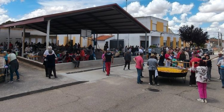 Villoria y Villoruela reúnen a cientos de vecinos en sus paellas que han recaudado donativos para la campaña solidaria de Las Villas