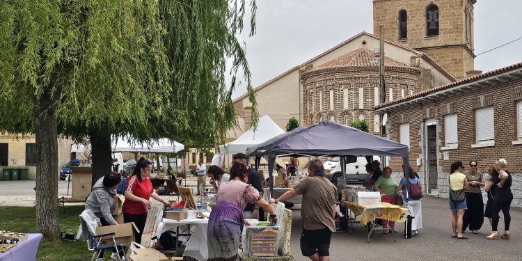 Intensa jornada festiva en Villar de Gallimazo con mercado artesanal, convite y baile ofrecido por los mayordomos del Cristo